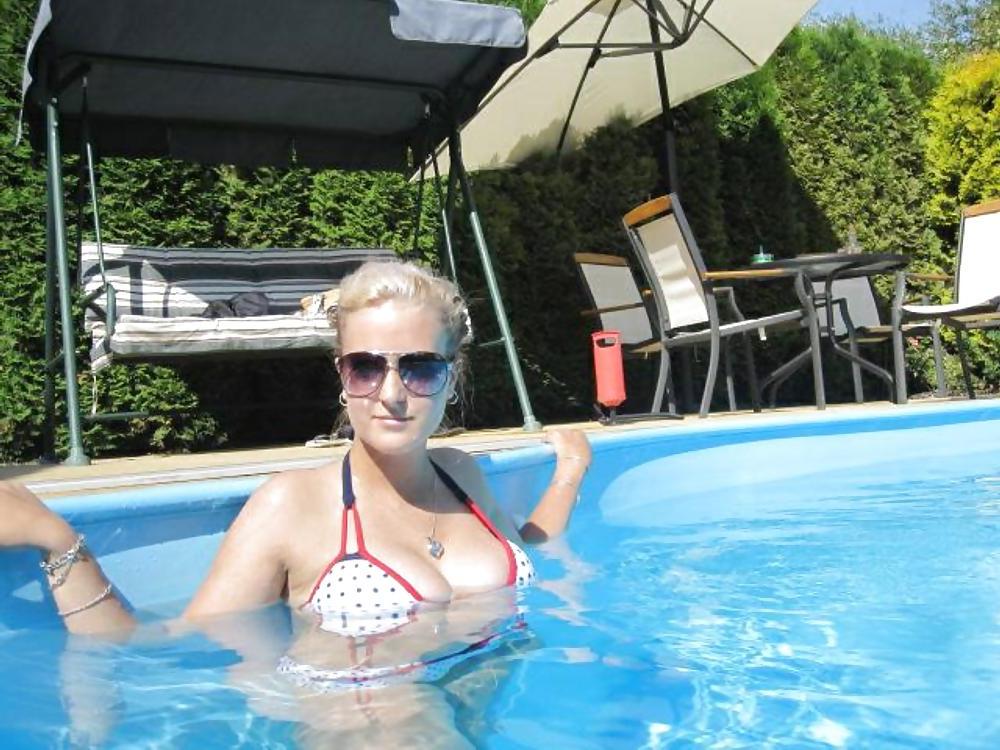 25P Heiße Teenager schwimmen und posieren