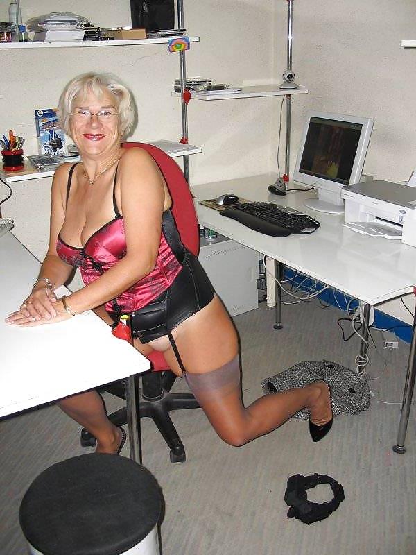 25P Hot ?Mature in lingerie