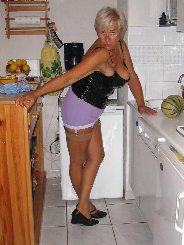 25P Hot ?Mature in lingerie