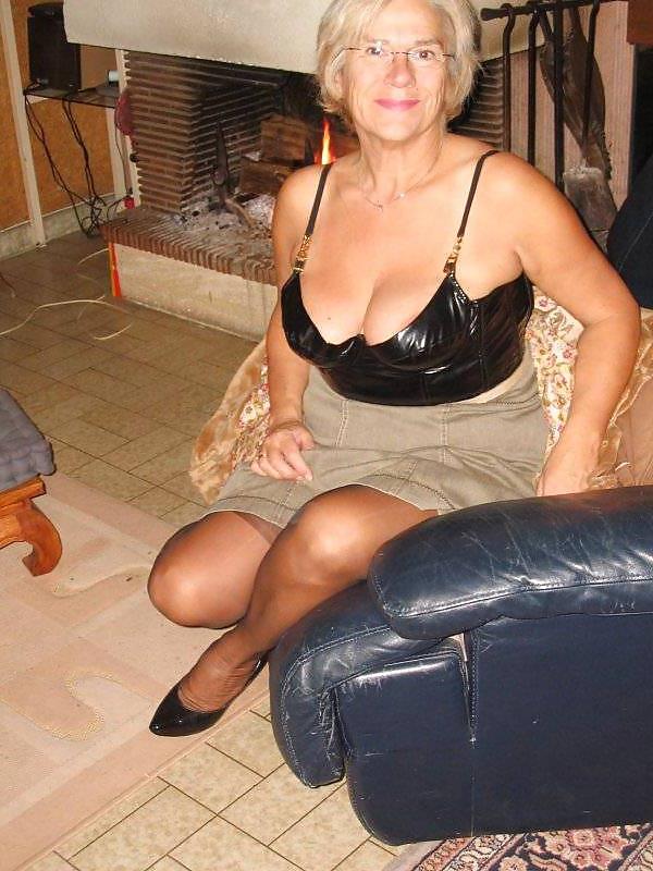 25P Hot ?Mature in lingerie