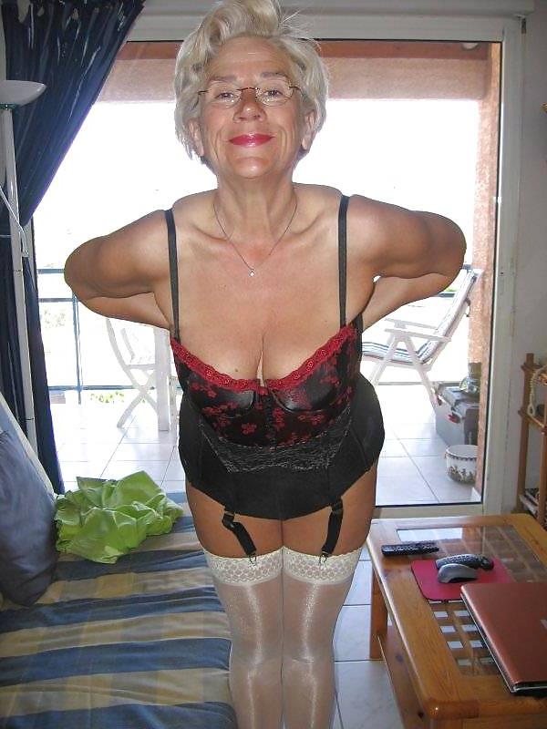 25P Hot ?Mature in lingerie