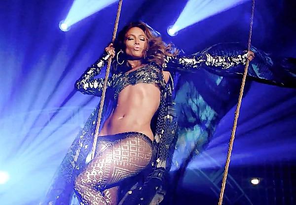 25P Celebrity upskirt