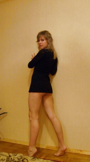 18P Nice brunette girl posing