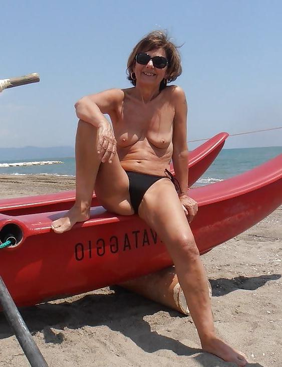 6P Showing  my body mature in the beach