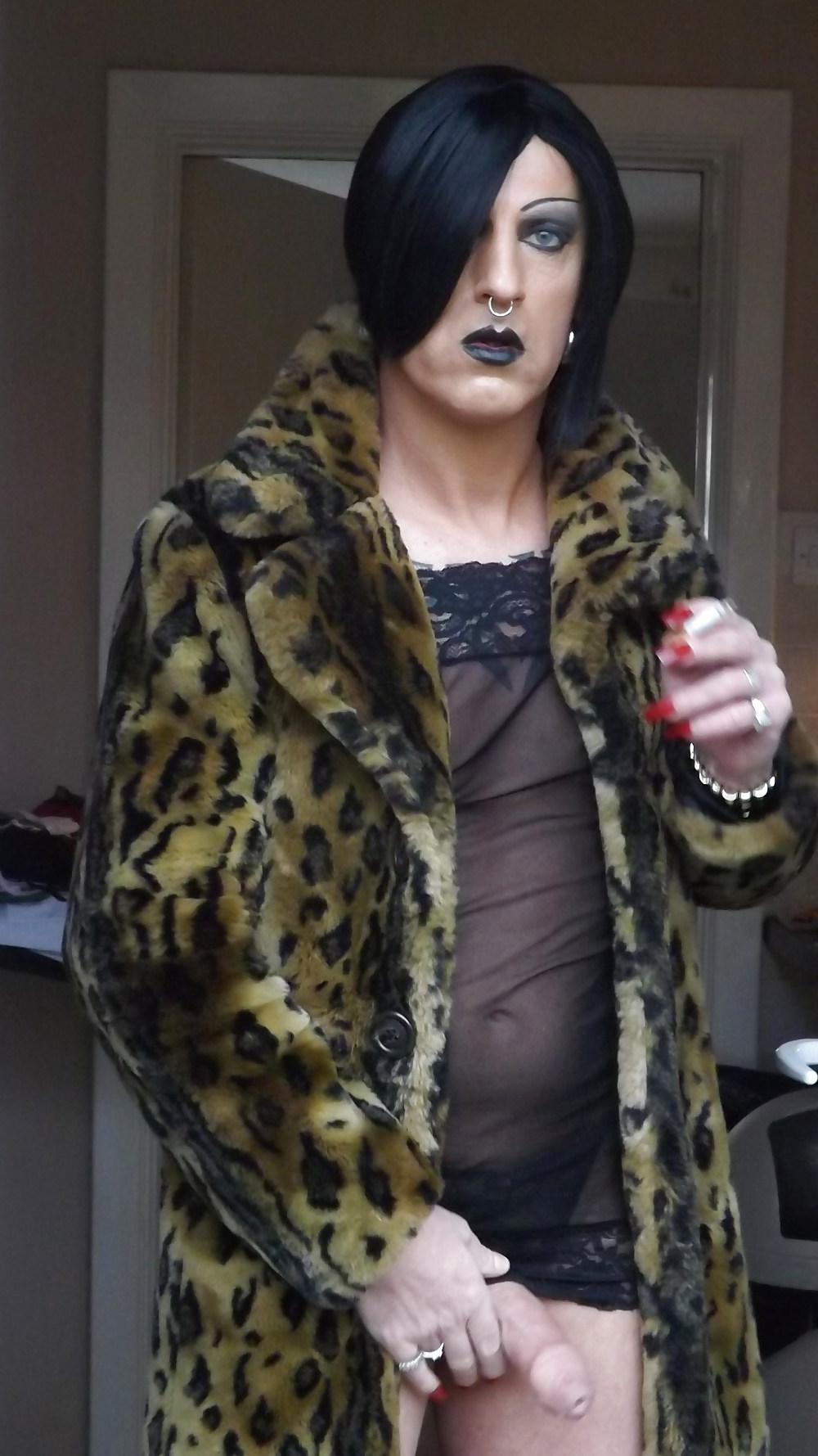 10P Selina the extreme heeled tattooed goth slut
