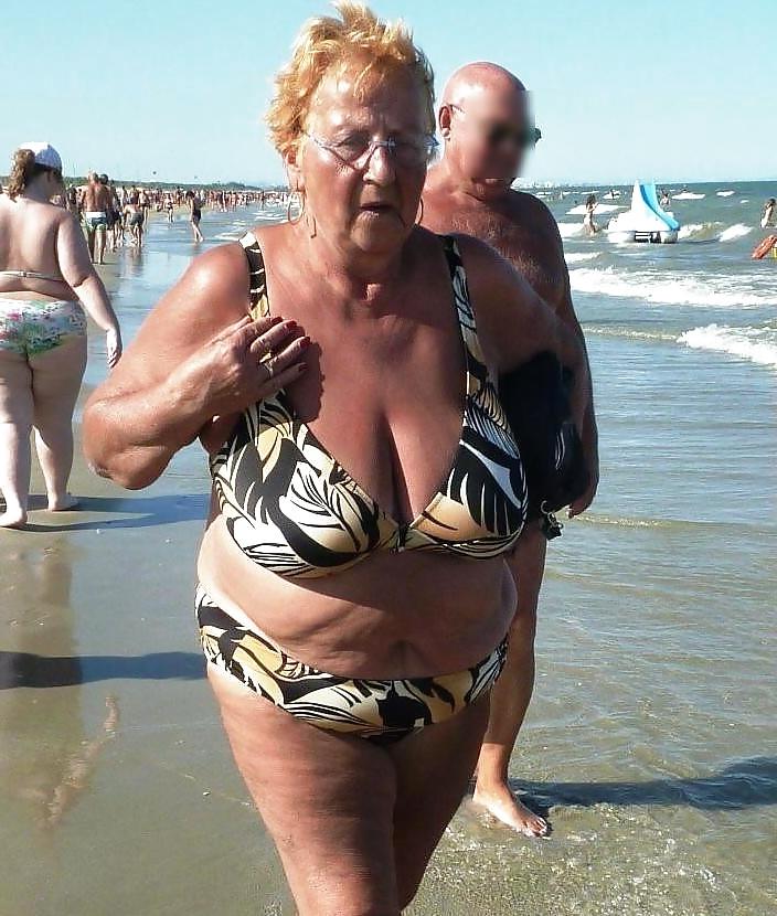 20P Mature women in bikini 5.