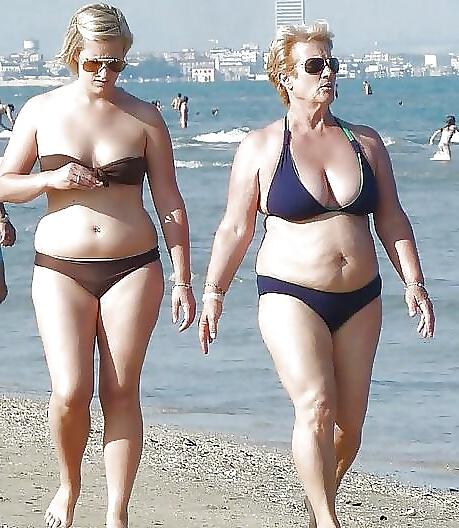 20P Mature women in bikini 5.
