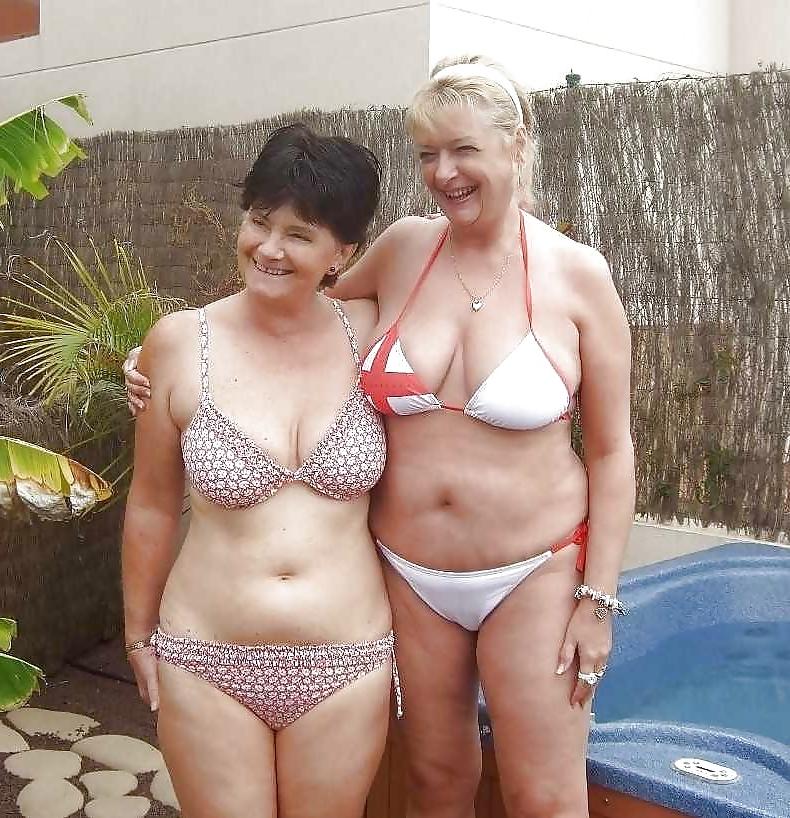 20P Mature women in bikini 5.
