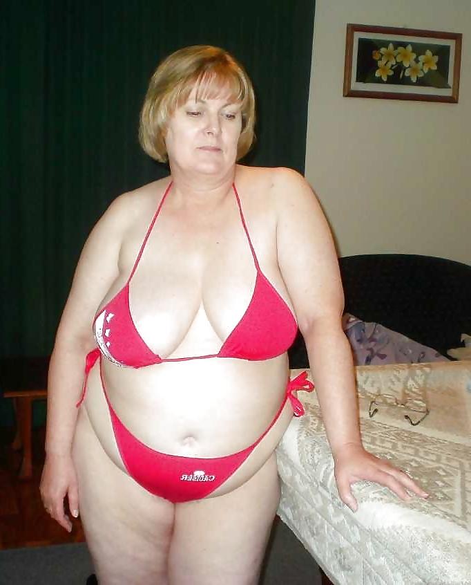 20P Mature women in bikini 5.