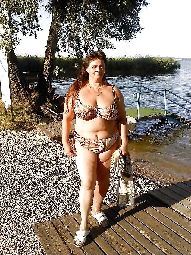 20P Mature women in bikini 5.