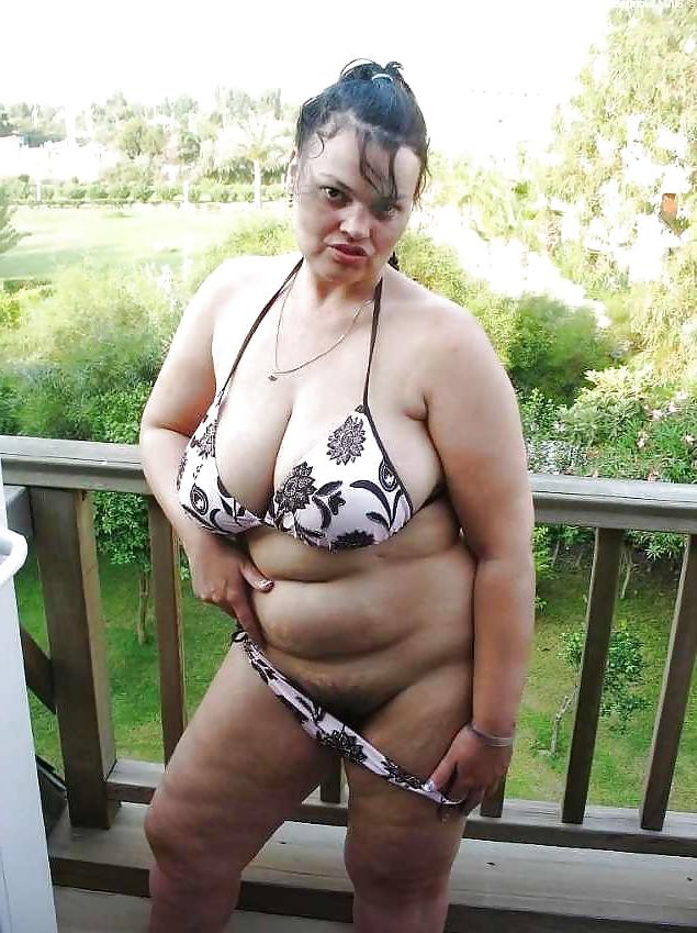 20P Mature women in bikini 5.