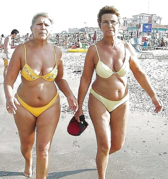 20P Mature women in bikini 5.