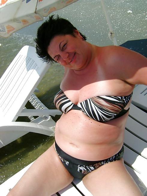 20P Mature women in bikini 5.