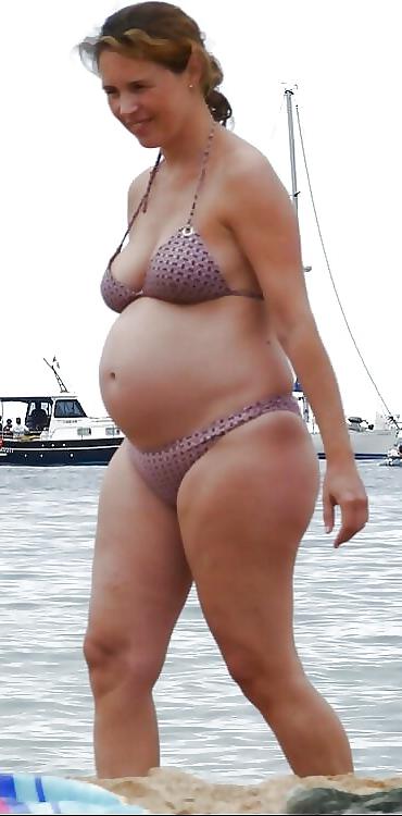 20P Mature women in bikini 5.