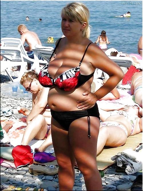 20P Mature women in bikini 5.
