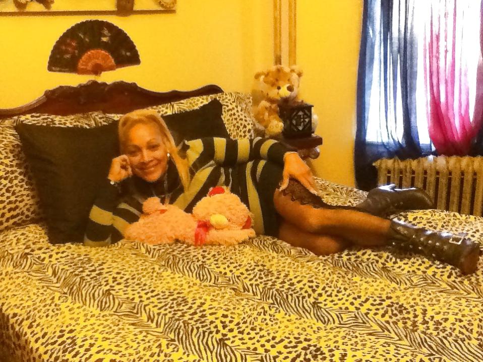 10P Latina milf with amazing legs
