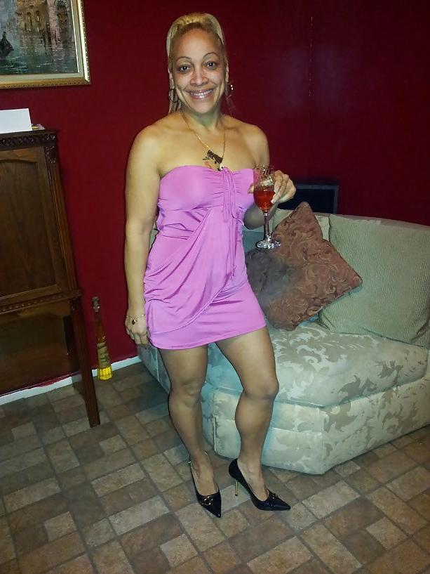 10P Latina milf with amazing legs