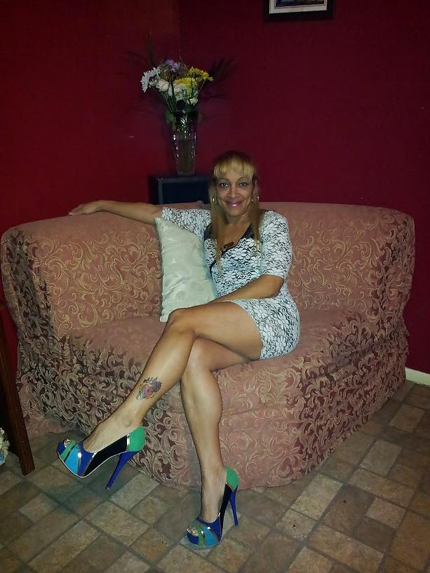 10P Latina milf with amazing legs