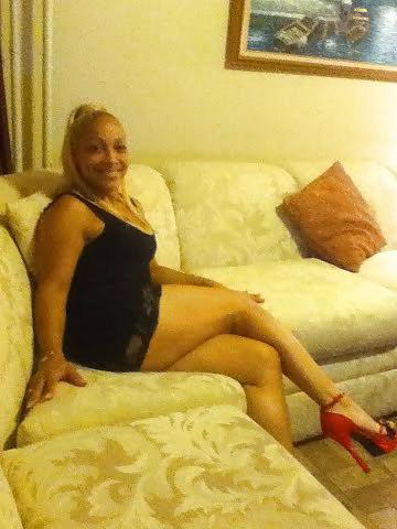 10P Latina milf with amazing legs