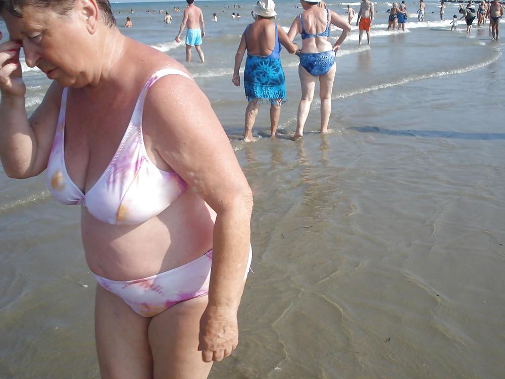 19P Mature women in bikini 4.