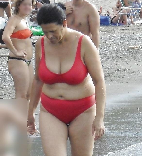19P Mature women in bikini 4.