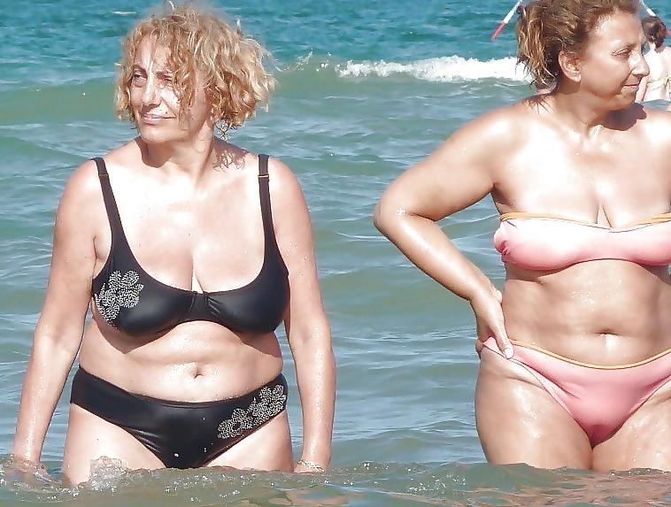 19P Mature women in bikini 4.