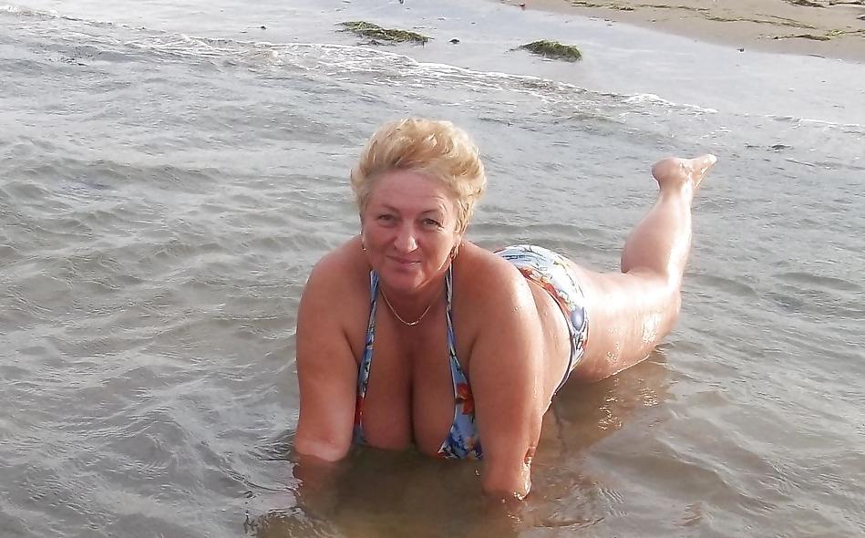 19P Mature women in bikini 4.