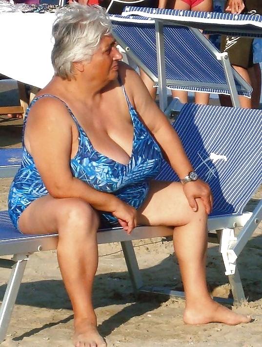 19P Mature women in bikini 4.