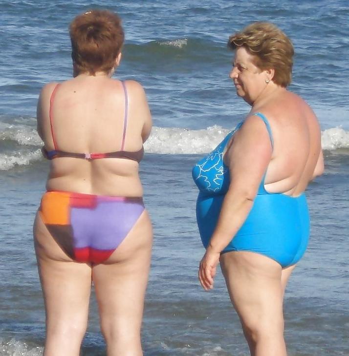 19P Mature women in bikini 4.