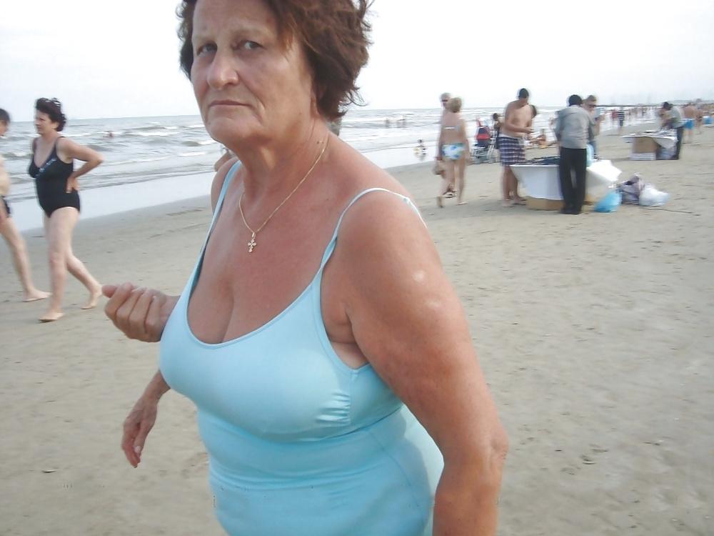 19P Mature women in bikini 4.