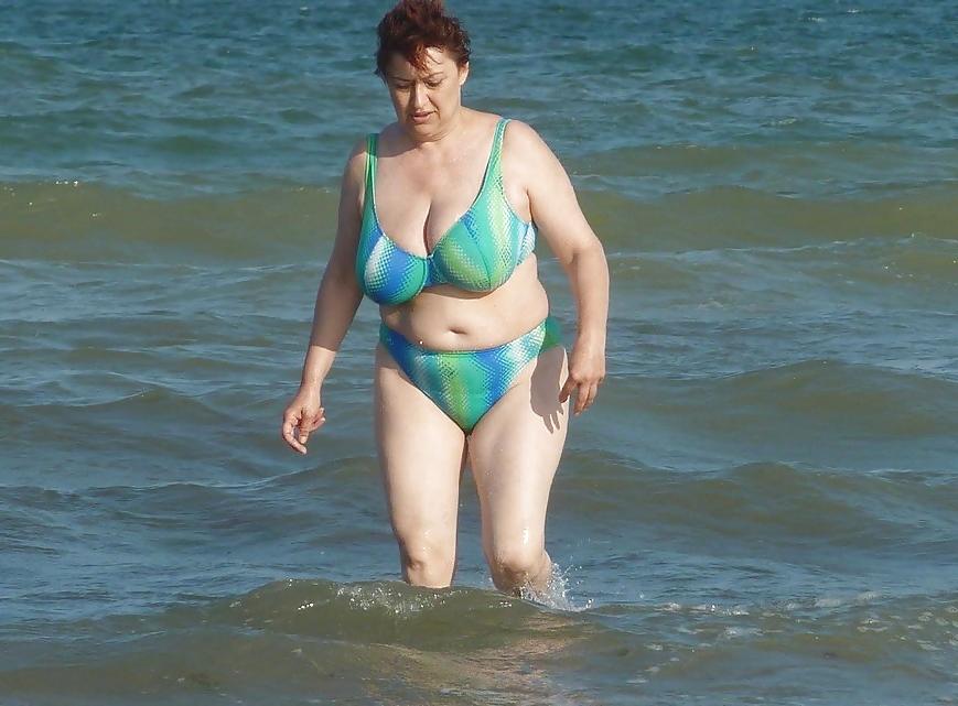 19P Mature women in bikini 4.