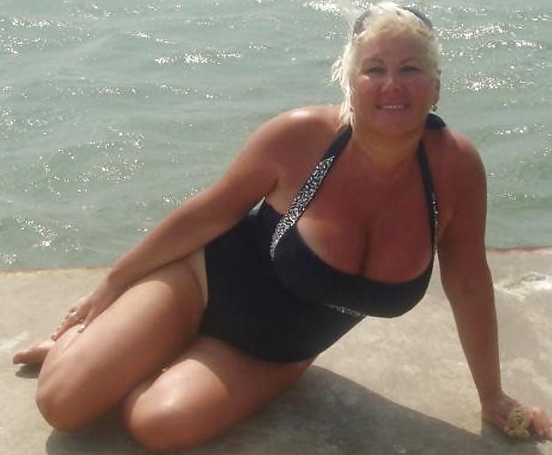 19P Mature women in bikini 4.
