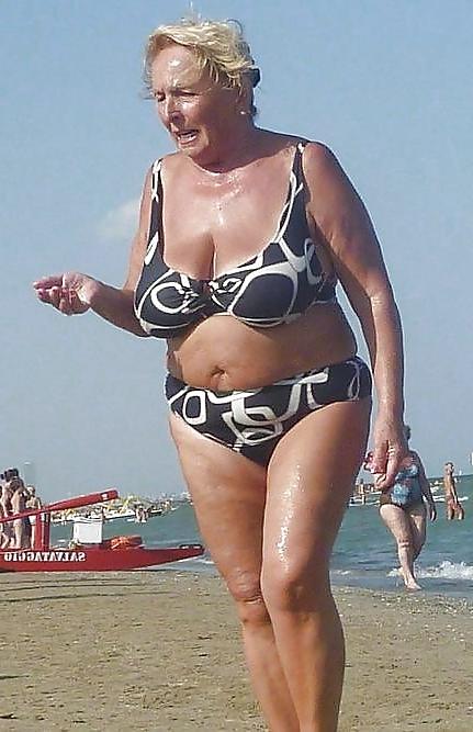 19P Mature women in bikini 4.