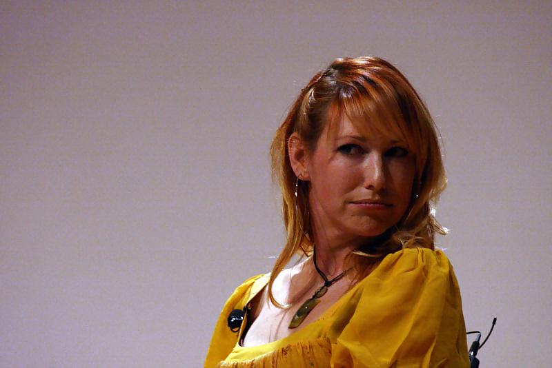 25P Kari Byron - Why So Yellow?