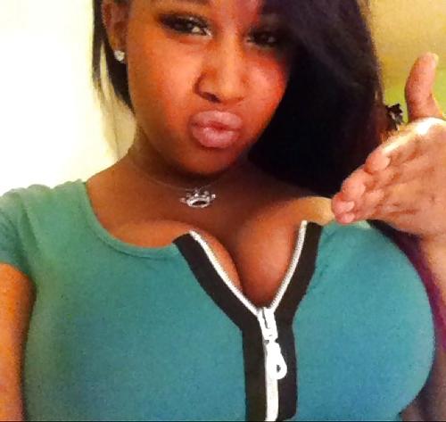 21P CUSHIONS TITZ BIG BREASTS
