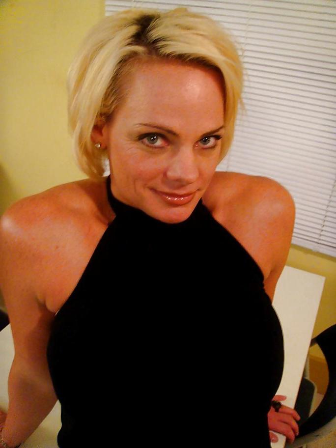 24P Pornstar MILF Cortknee