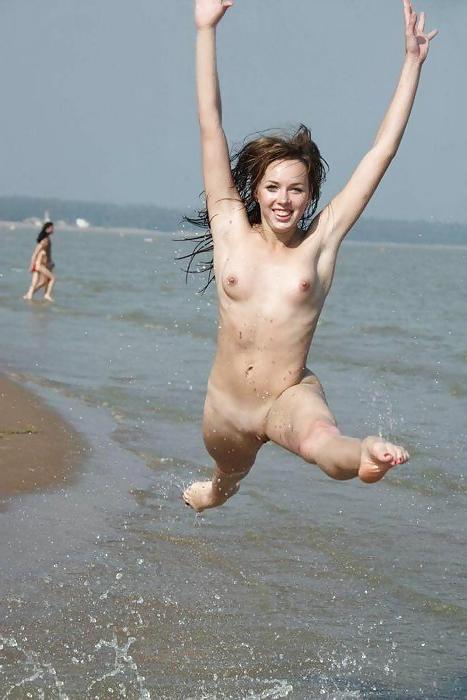 25P Beach Beauties 032 - Posing