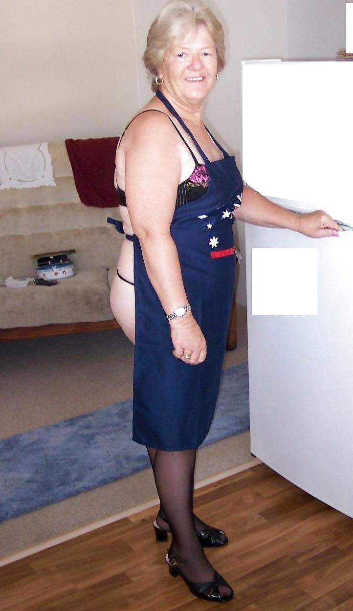 25P Grannys & Matures in Stockings
