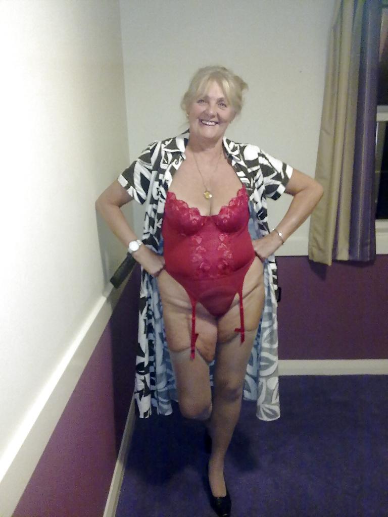25P Grannys & Matures in Stockings