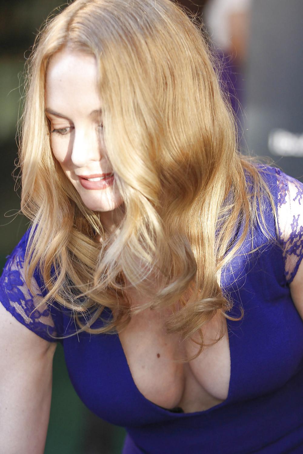 5P Heather Graham - Gives Us The Sweetest View Of The Year!