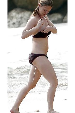 10P Celebrity - Emilia Fox- Swiming
