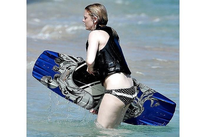 10P Celebrity - Emilia Fox- Swiming
