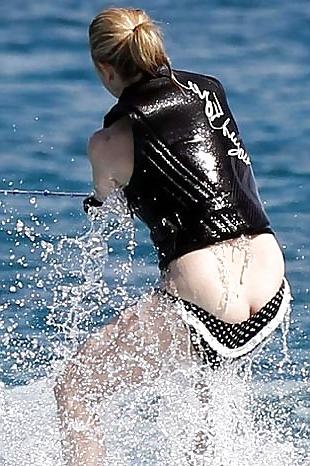 10P Celebrity - Emilia Fox- Swiming