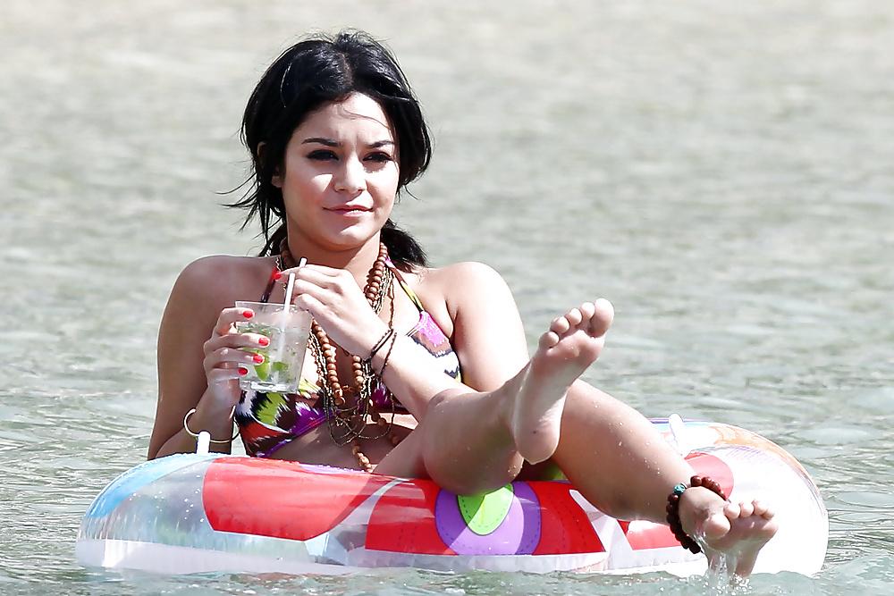 25P Celebrity feet