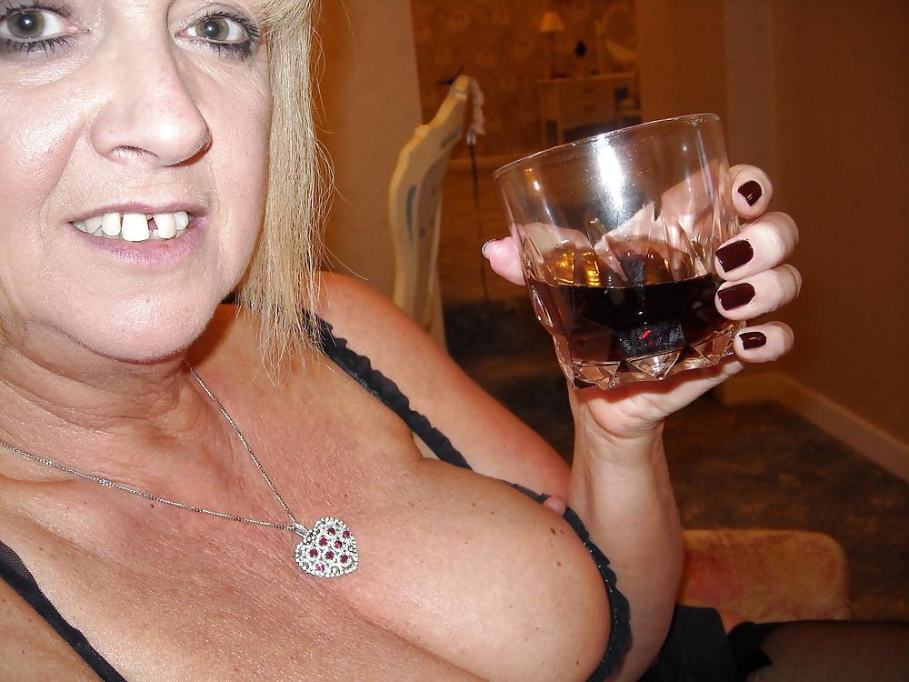 11P GILF.-.Linda