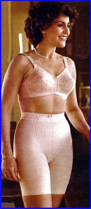 25P OTHER MATURE WOMEN IN GIRDLES!!