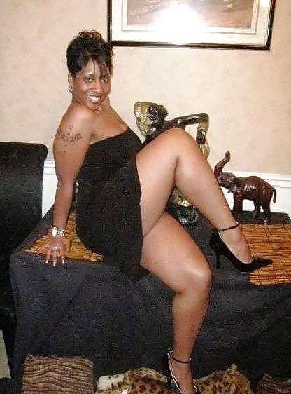 4P DAMN I WOULD BEAT THIS MATURE PUSSY INTO SUBMISSION