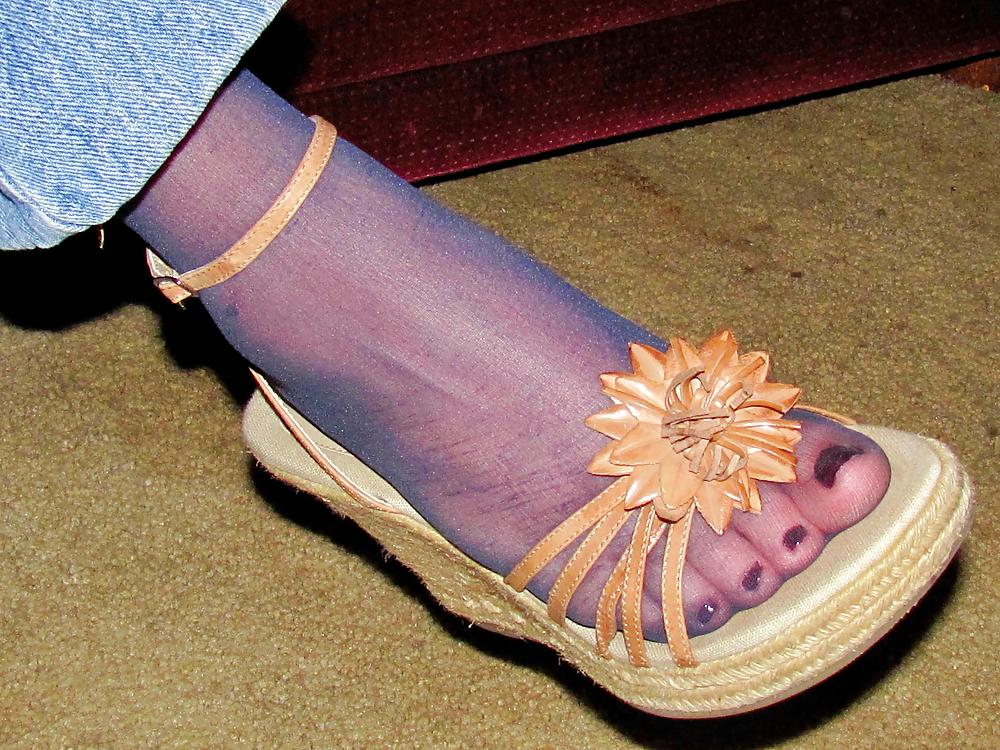 5P Mature Wfie's Feet & Toes in Mylons