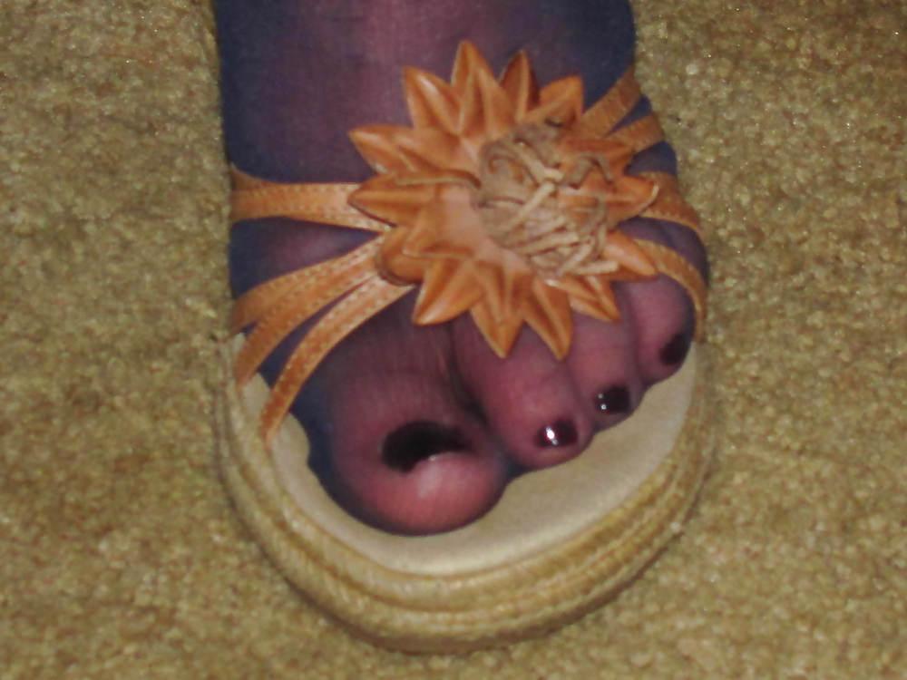 5P Mature Wfie's Feet & Toes in Mylons