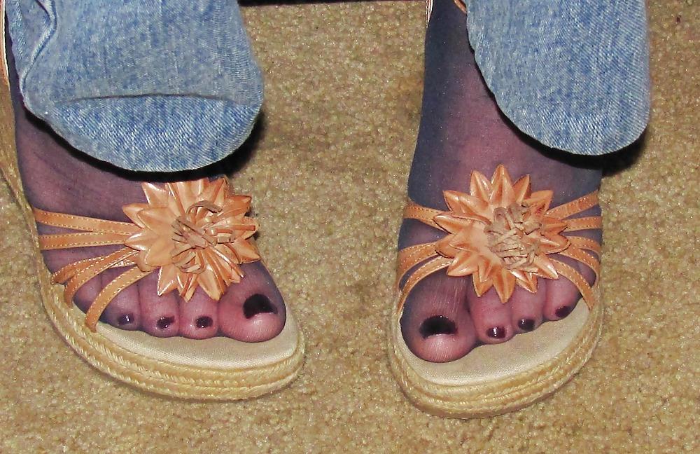 5P Mature Wfie's Feet & Toes in Mylons